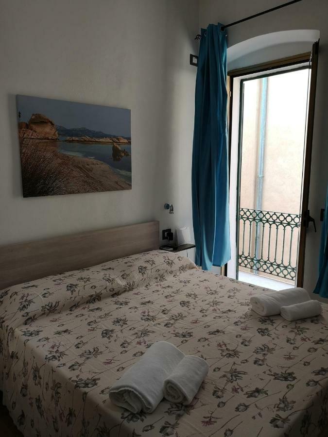 Domo Silvia Bed and Breakfast La Maddalena  Buitenkant foto